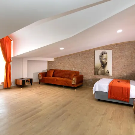 Zoom Hotel *